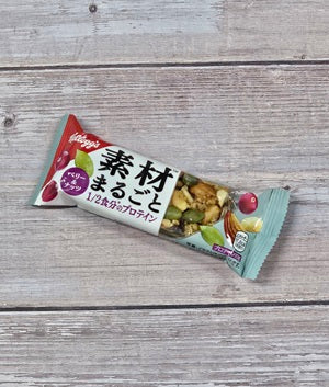 Kellogg Whole Protein Bar - Berry & Nuts [Japan]